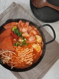 [바베큐아저씨]  부대찌개의 반란 750g + 라면사리 110g